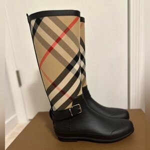 Women Burberry house check and rubber rain boots
